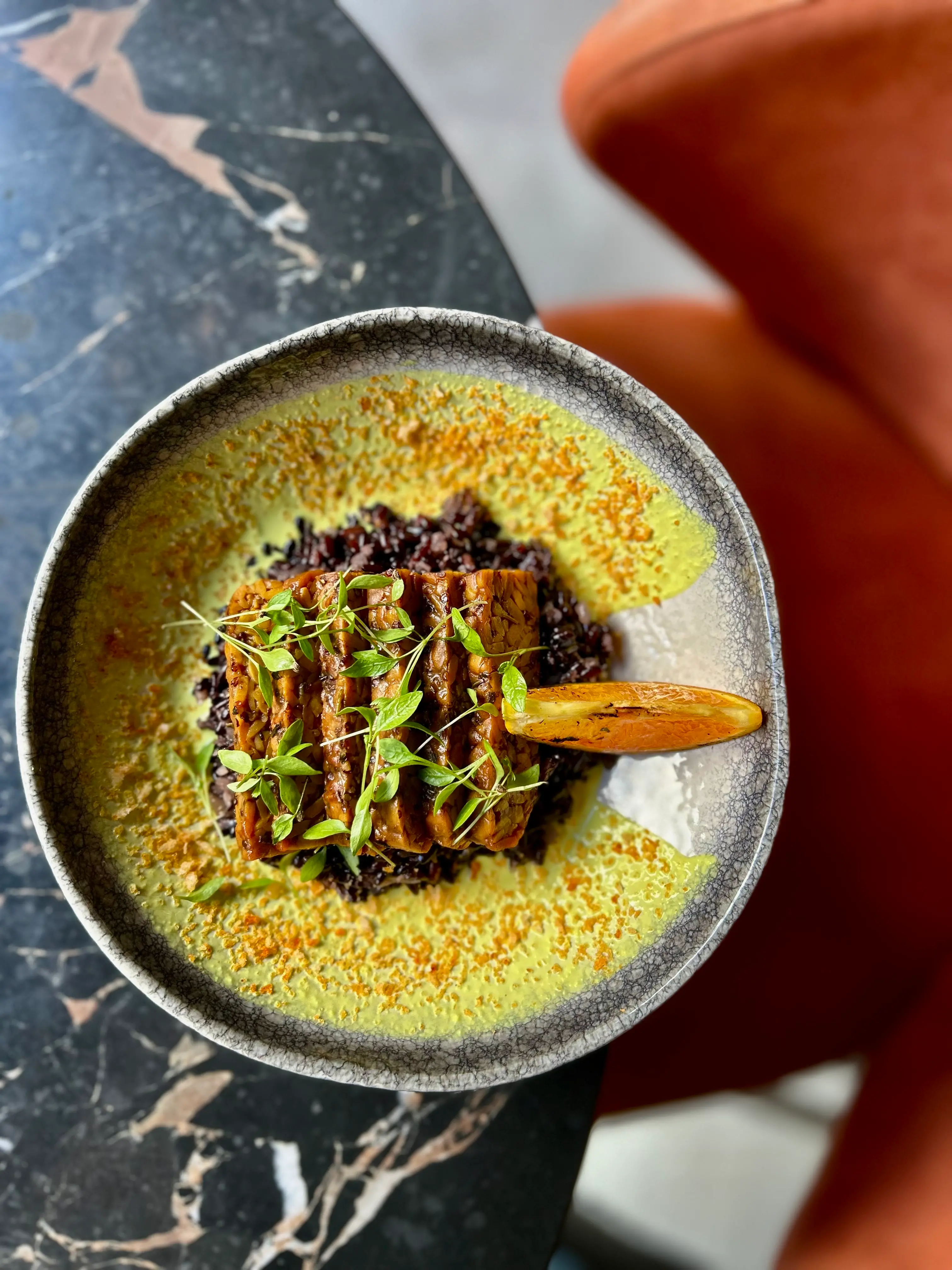 Detalhe de texturas e cores num prato sofisticado do 26 Vegan Project