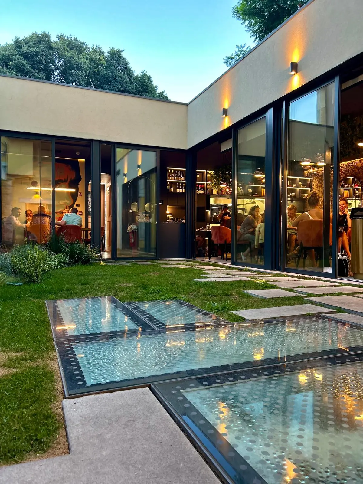 Vista geral do espaço do restaurante focado em sustentabilidade no centro de Lisboa