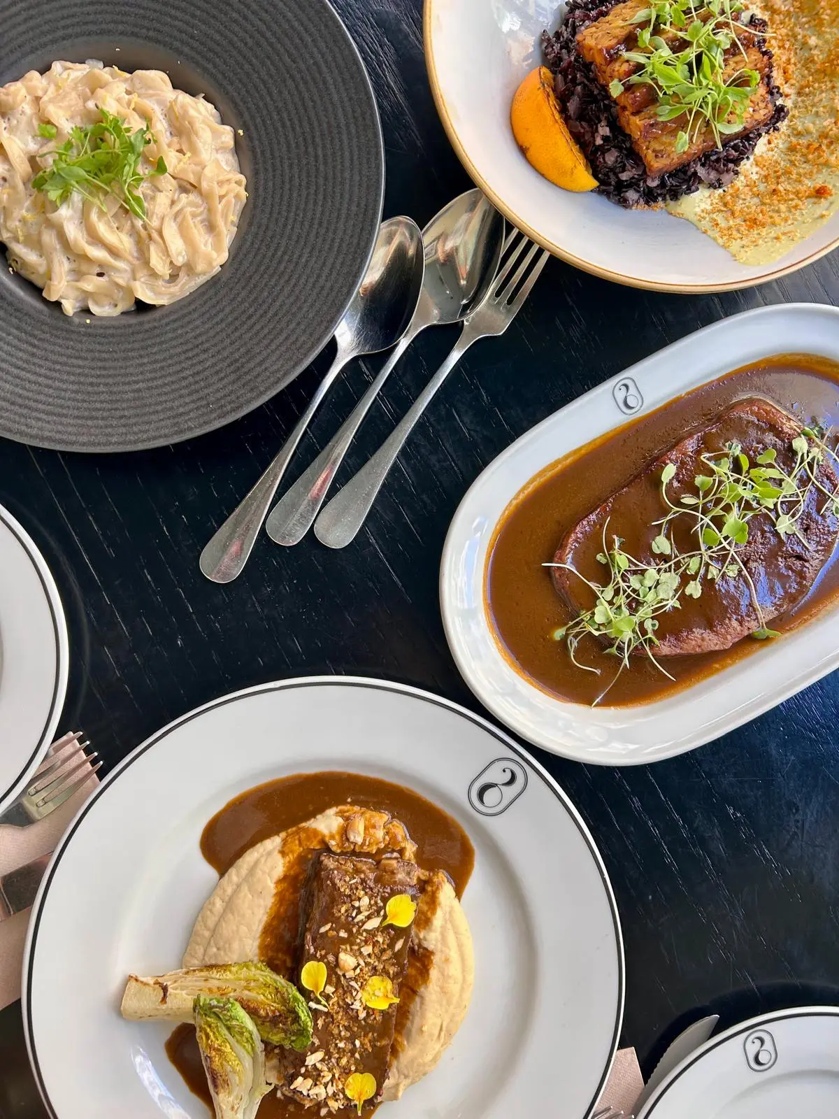 Mesa posta com detalhe para uma refeição vegan sofisticada em Lisboa Chiado