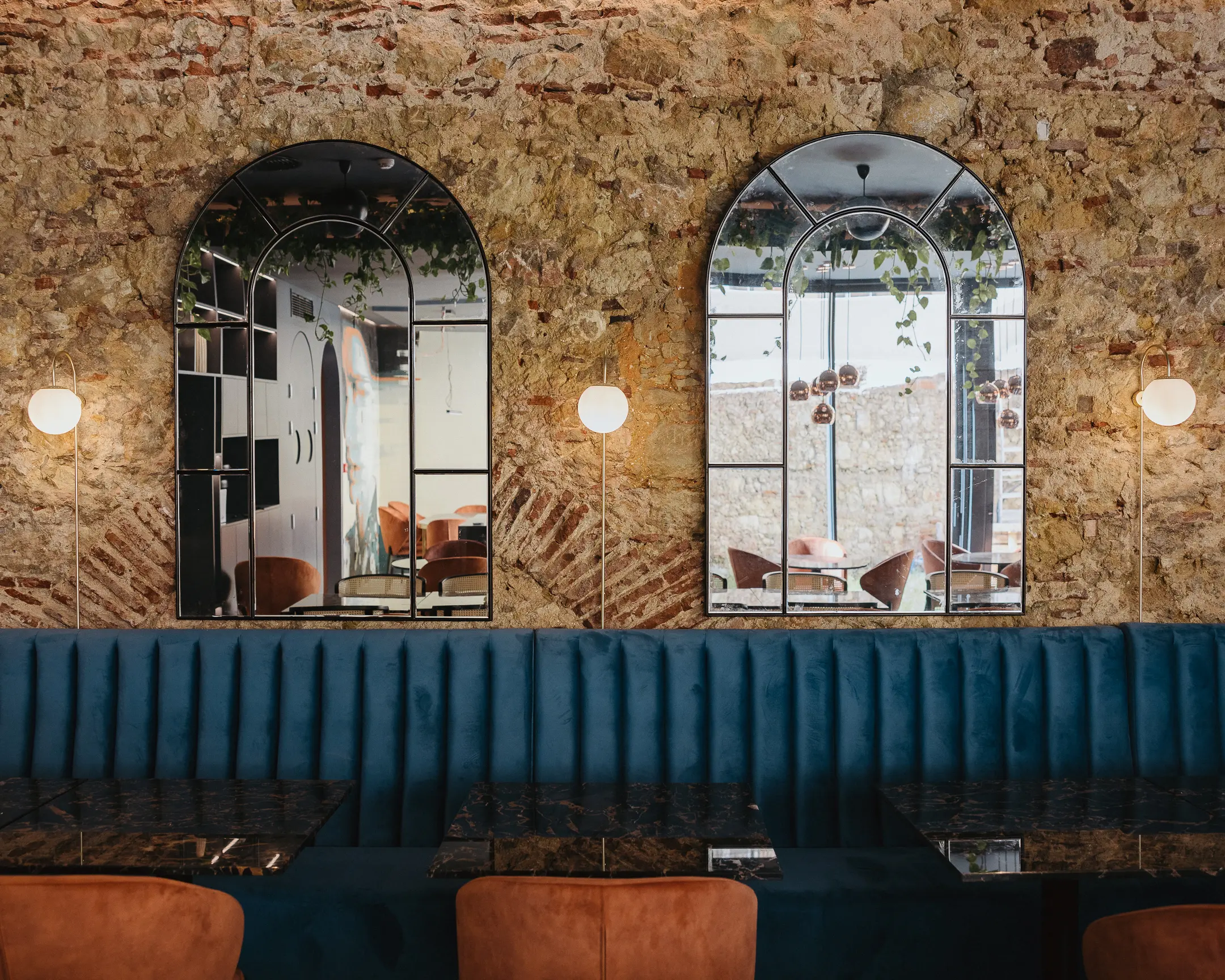 Ambiente cosmopolita com luz suave ideal para jantares no Chiado, Lisboa