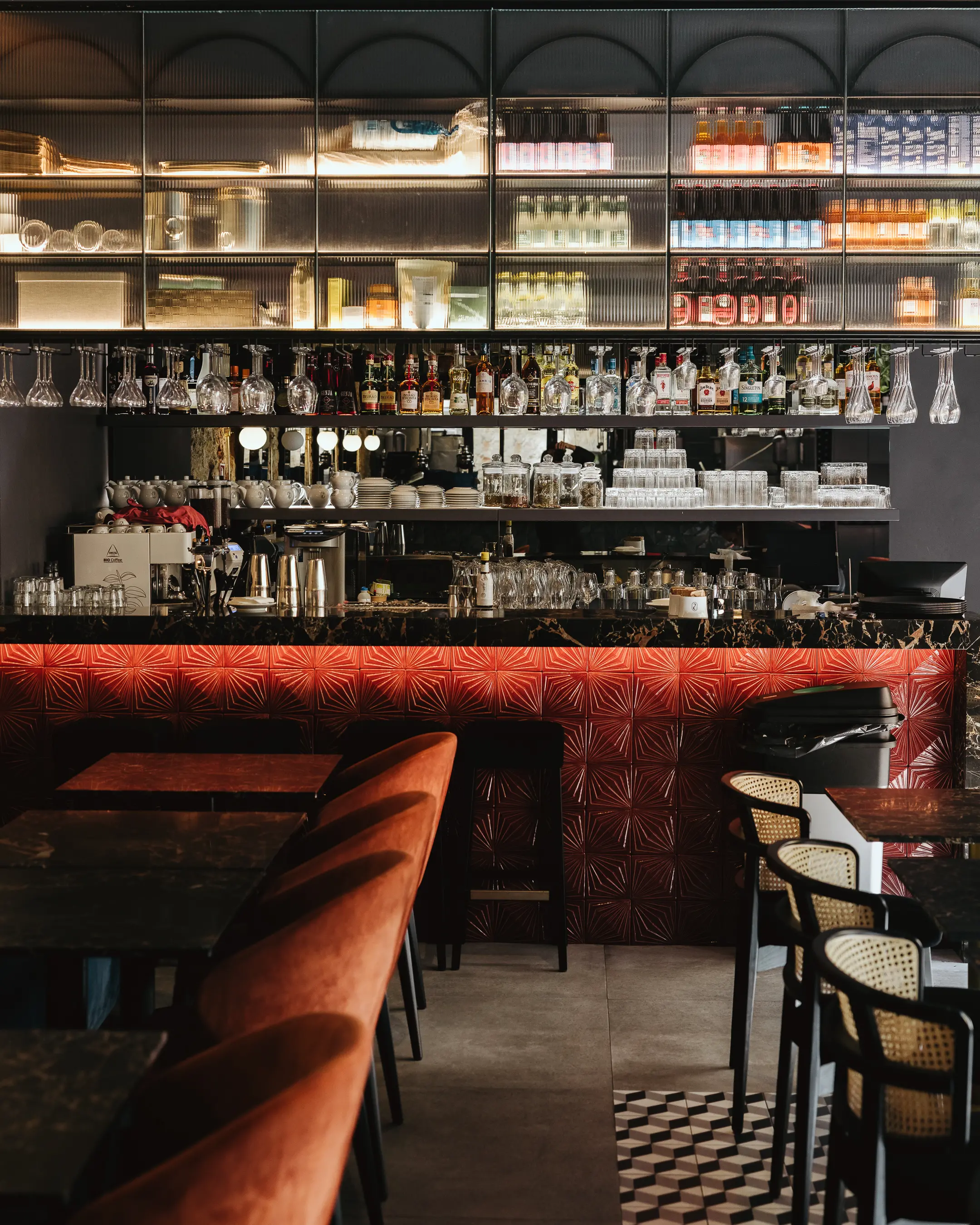 Interior moderno e acolhedor do restaurante 26 Vegan Project na Rua da Horta Seca