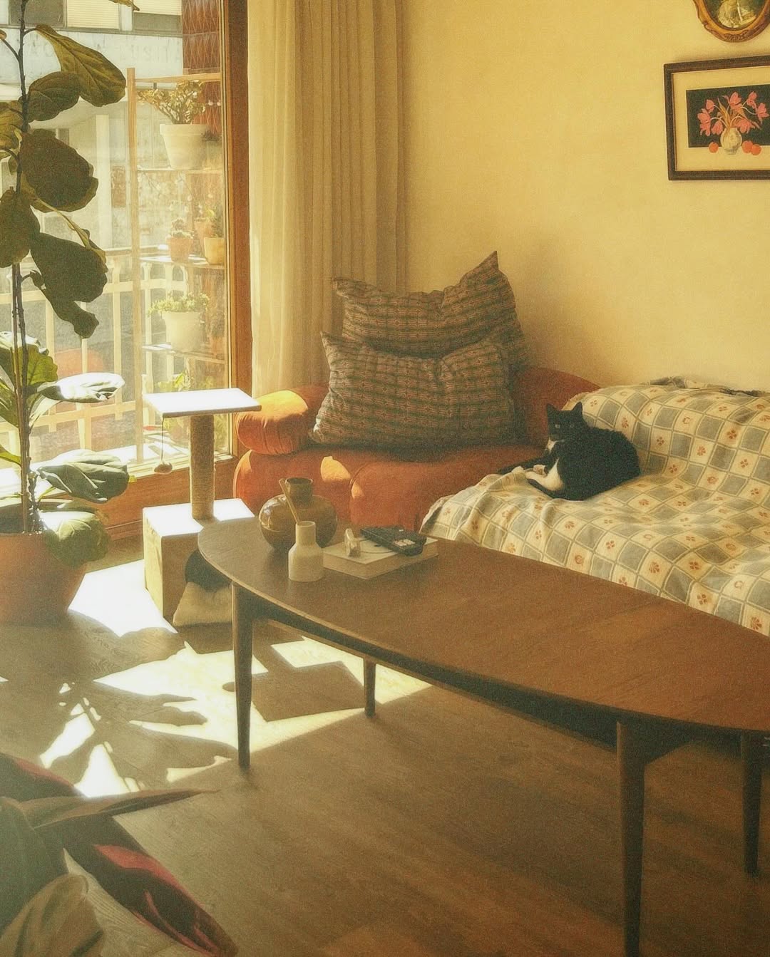 canto da casa de carlota flor com mesa vintage e sof&aacute; almofadas