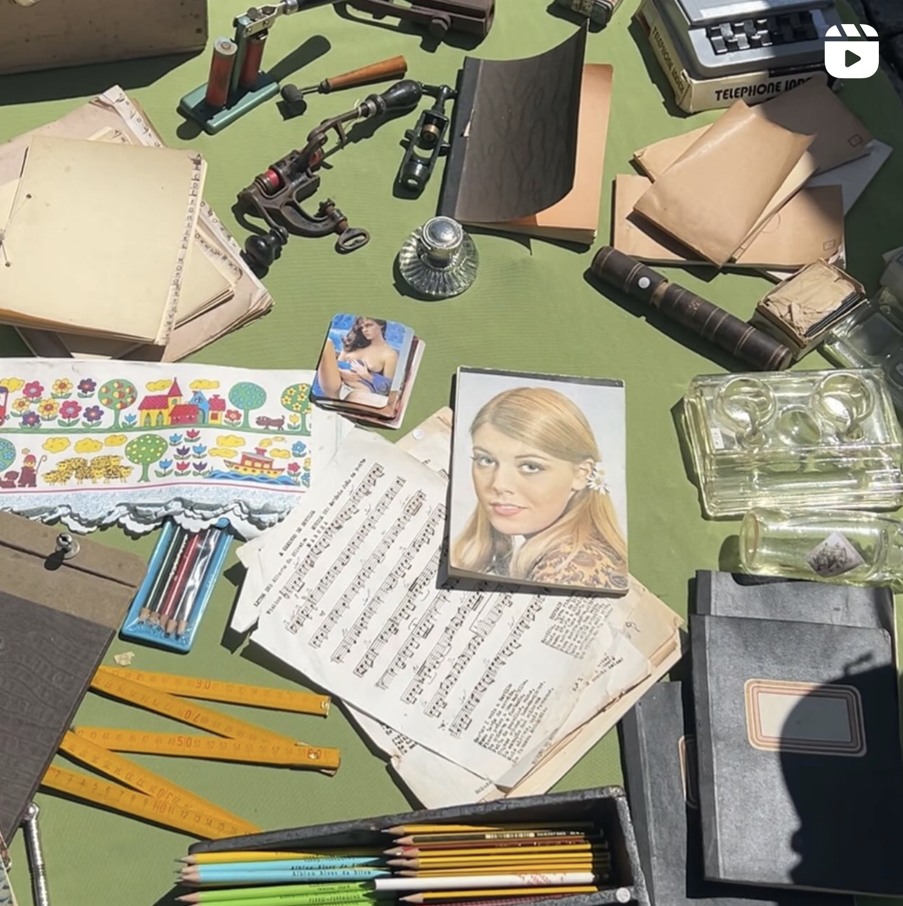 feira com antiguidades e achados fotografiua de carlota flor