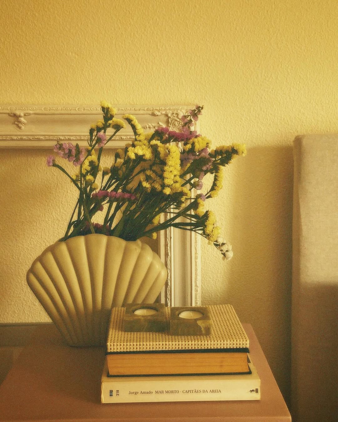 carlora flor casa com jarra concha e flores livros