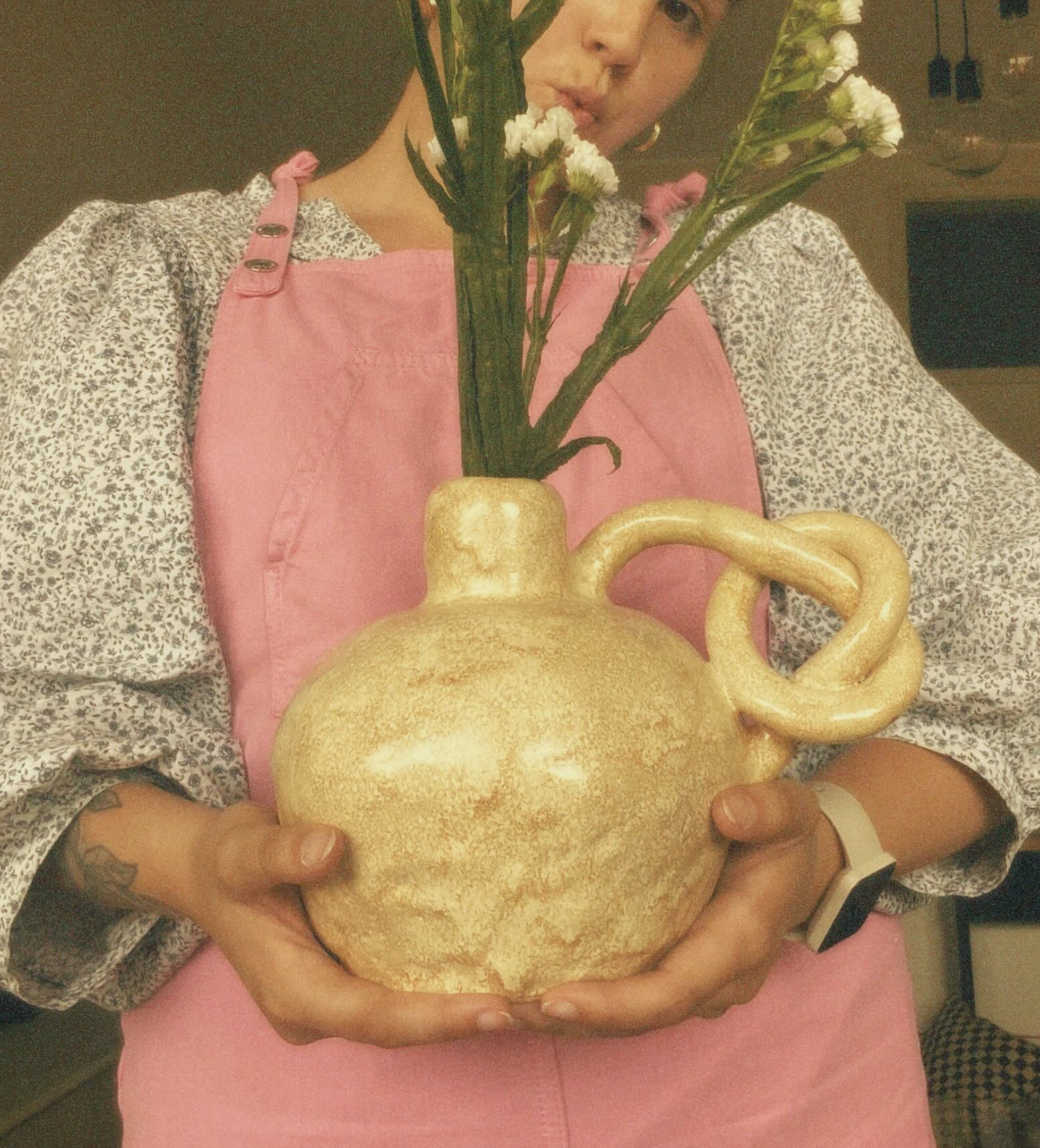 jarra nas m&atilde;os de carlota flor