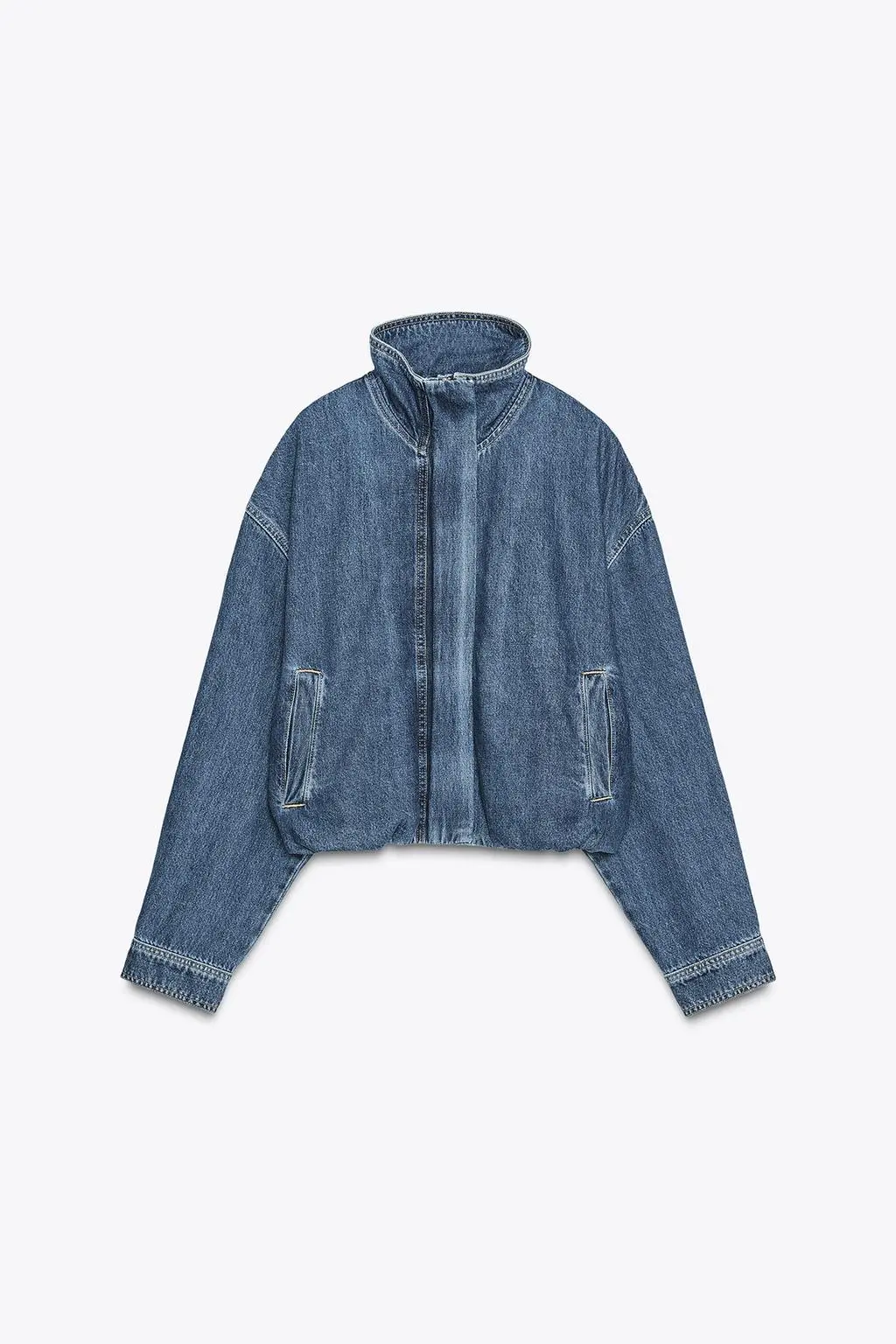 Casaco com gola subida e manga comprida com ombro descaído. Bolsos laterais. Bainha com elástico. Fecho frontal com fecho de correr e botões ocultos por carcela still frame zara