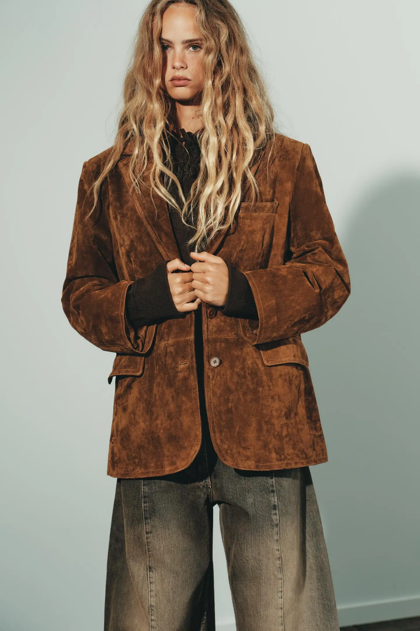 Blazer confecionada em pele de camurça 100%. Gola com lapela entalhada e manga comprida com ombreiras. Bolsos com aba na parte da frente e de linha viva no peito. Forro interior. Cinto com laçada no mesmo material. Fecho frontal com botões. zara