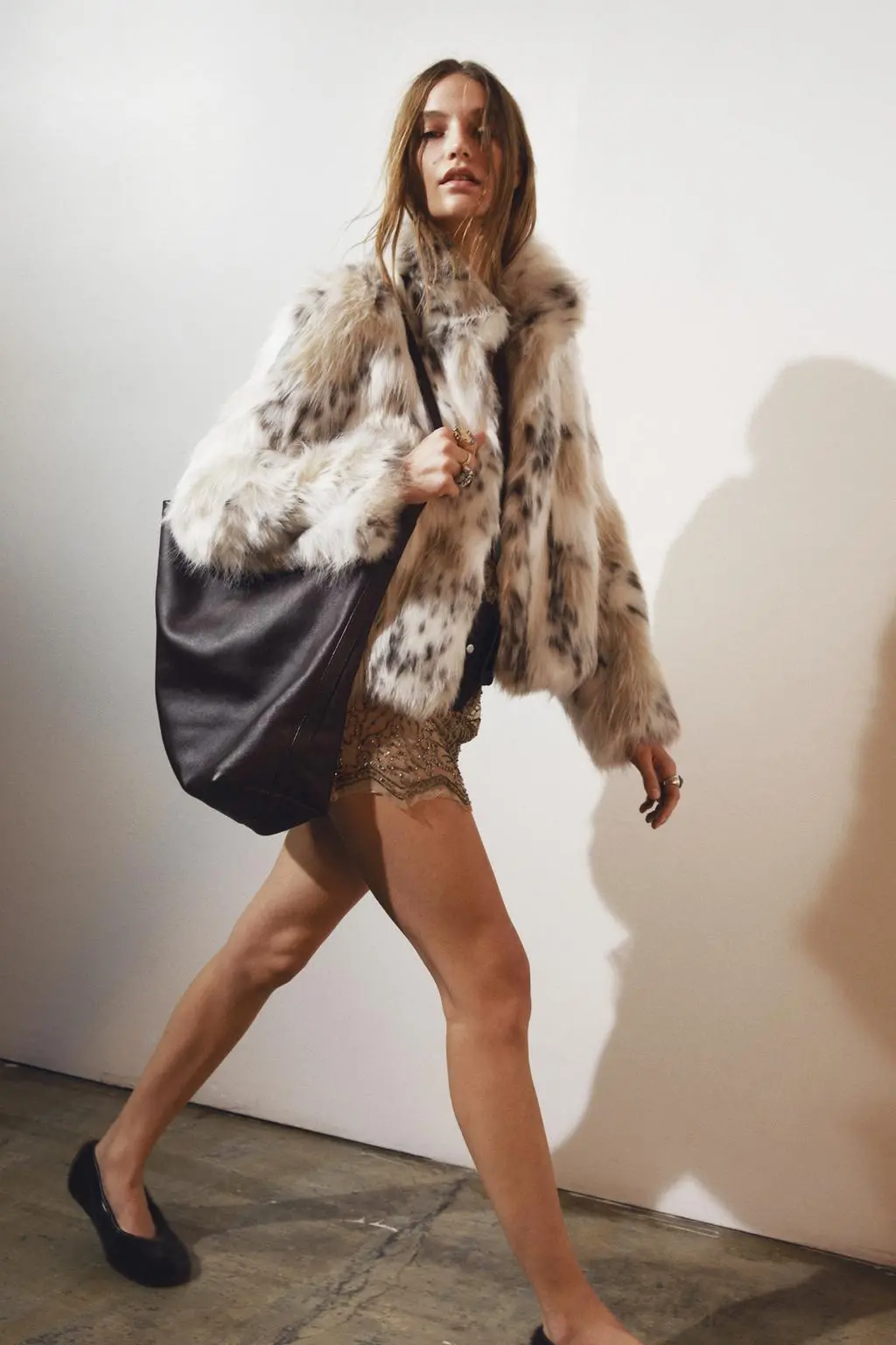 zara Casaco com gola de lapela e manga comprida. Bolsos frontais. Detalhe de aplicação com efeito de pelo. Bainha reta. Aperto frontal com botões ocultos