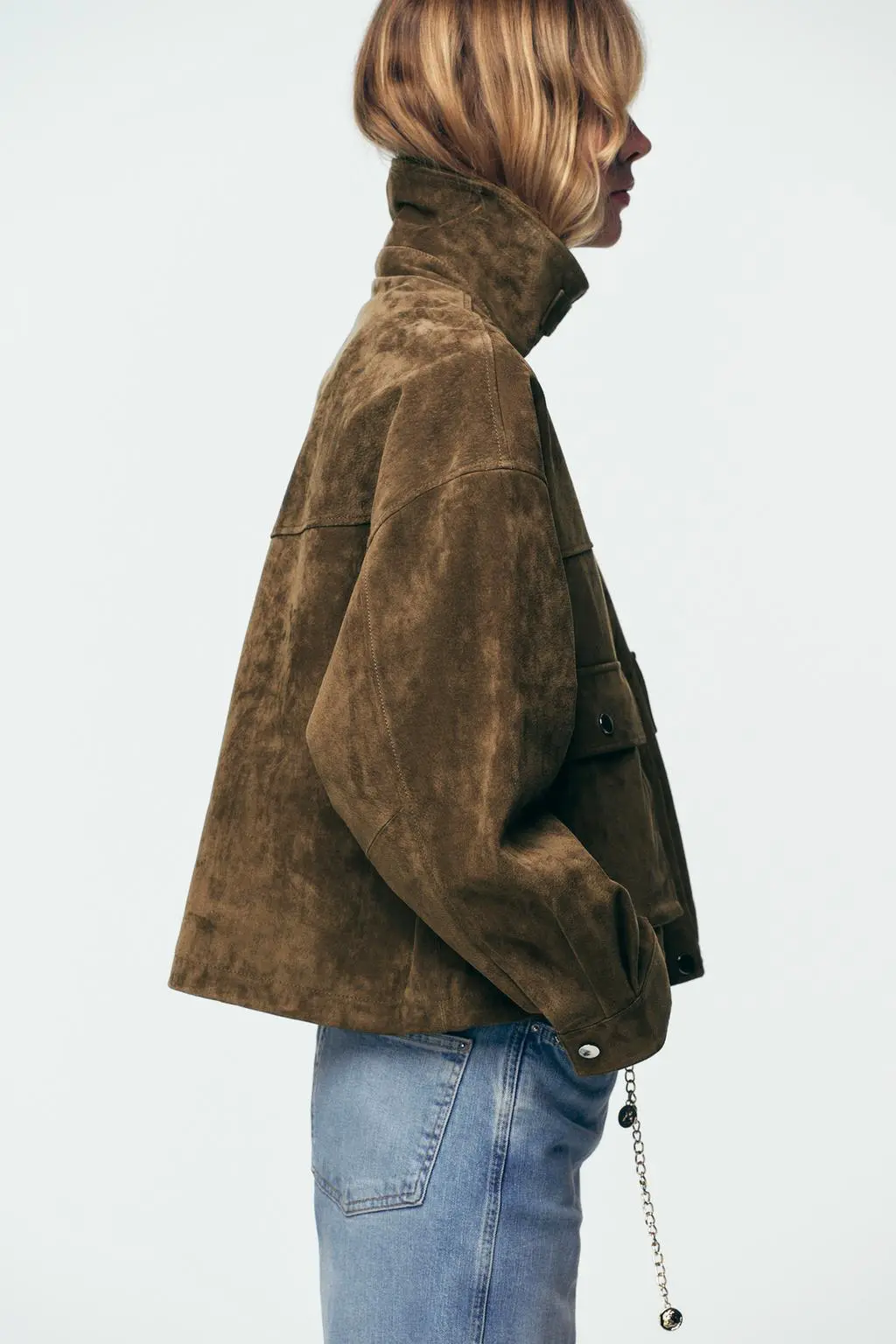 zara Blusão estilo bomber confecionado em 100% pele. Gola de lapela e manga comprida. Bolsos frontais de chapa com aba com botão de pressão. Fecho frontal com fecho de correr oculto e botões de pressão. modelo loira