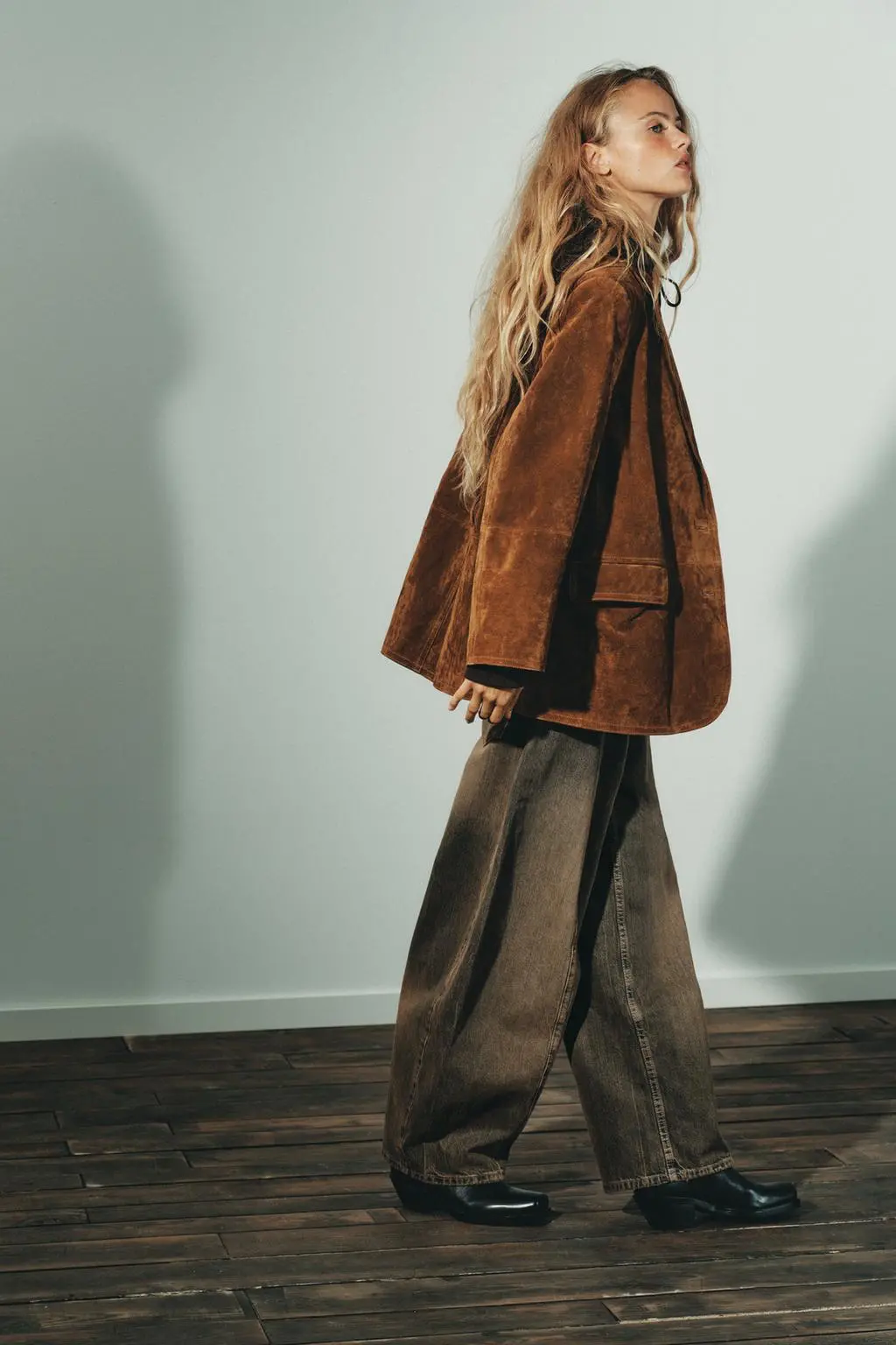 zara Blazer confecionada em pele de camurça 100%. Gola com lapela entalhada e manga comprida com ombreiras. Bolsos com aba na parte da frente e de linha viva no peito. Forro interior. Cinto com laçada no mesmo material. Fecho frontal com botões.
