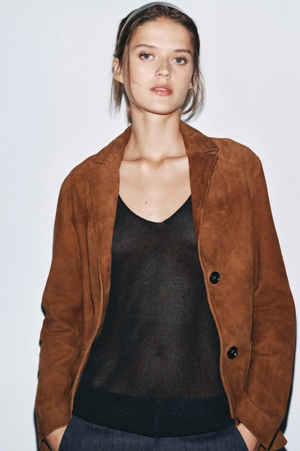 Blazer confecionado em camurça 100%. Gola com lapela entalhada e manga comprida. Bolsos de chapa na frente. Fecho frontal com botões zara modelo mãos nos bolsos