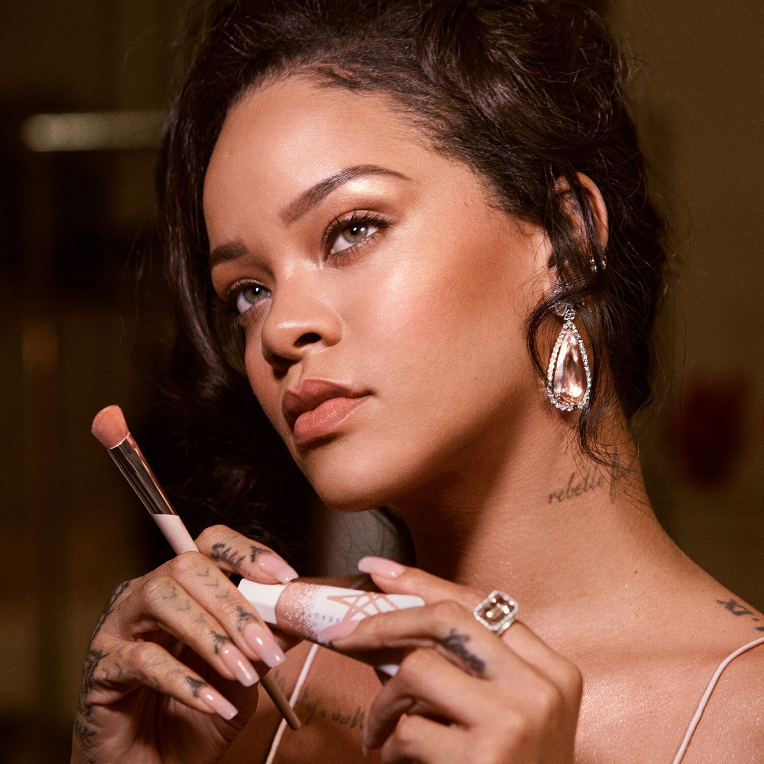 Chrome Blush: o Glow Que Est&aacute; a Explodir nas Redes rihanna