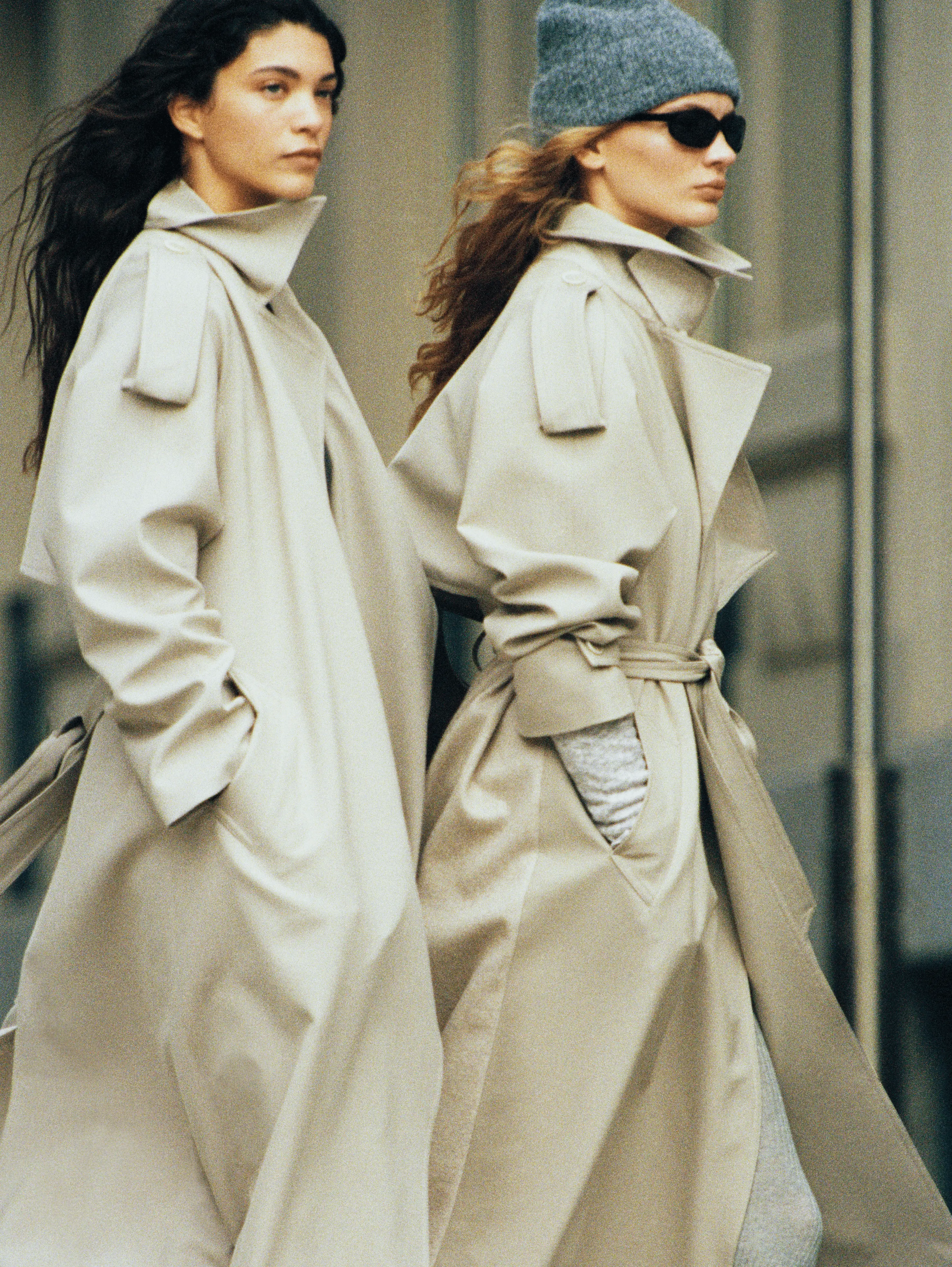 v imagem duas raparigas gabardines e gorro