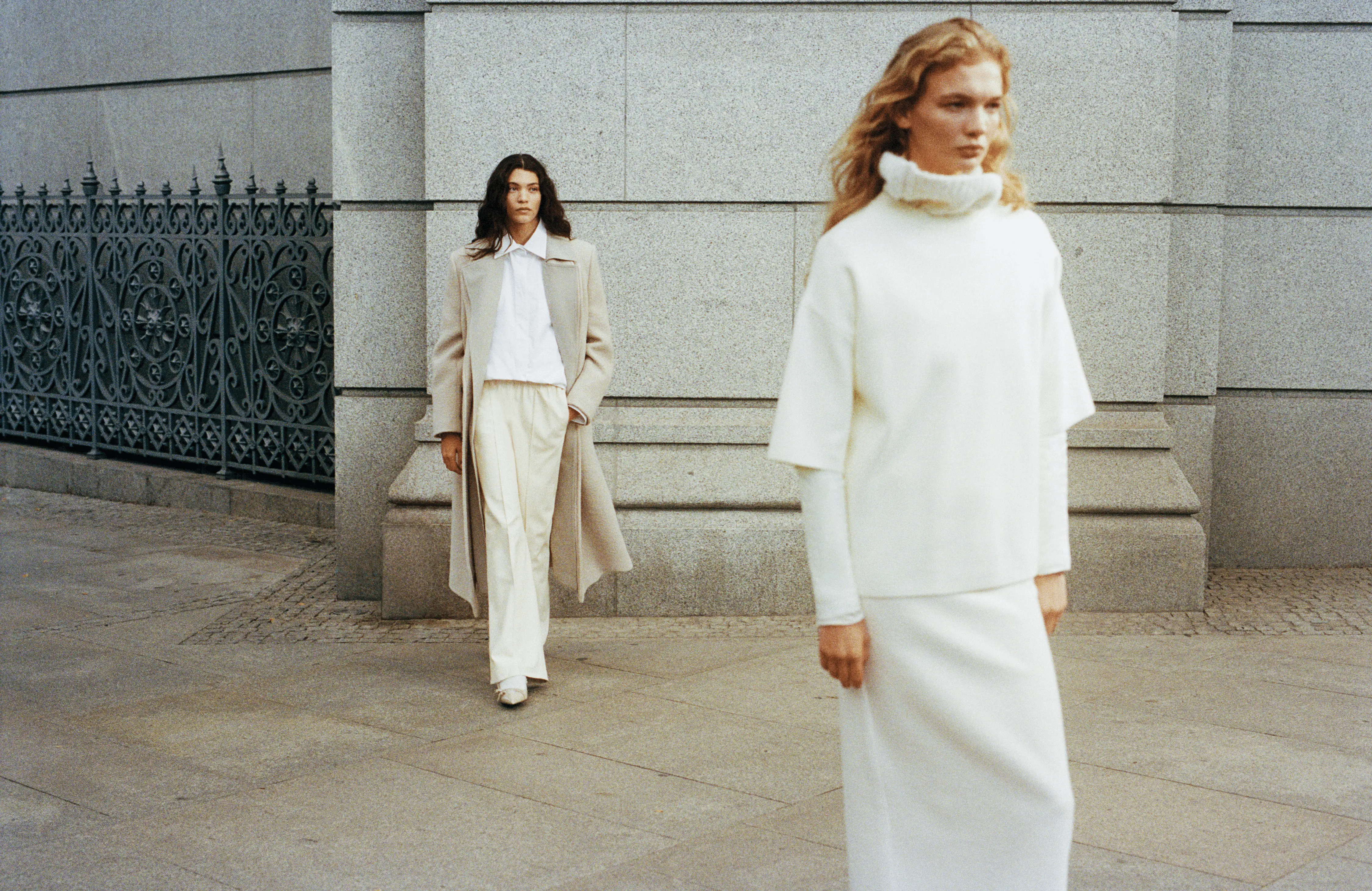 mango artigo revista mamacita coleção nova duas mulheres de branco e beige na rua