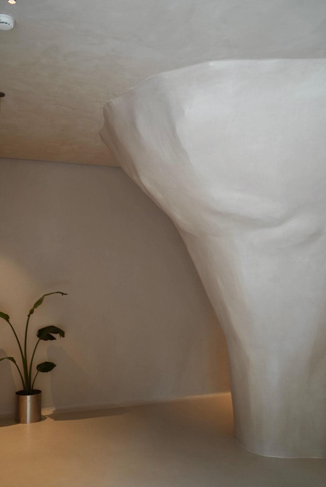 Interior do sal&atilde;o Hush Hair Studio com est&eacute;tica minimalista