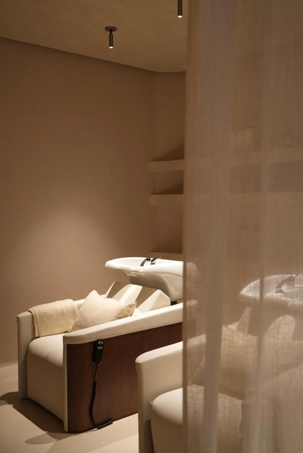 Cadeiras de atendimento na Hush Hair Studio com design contempor&acirc;neo