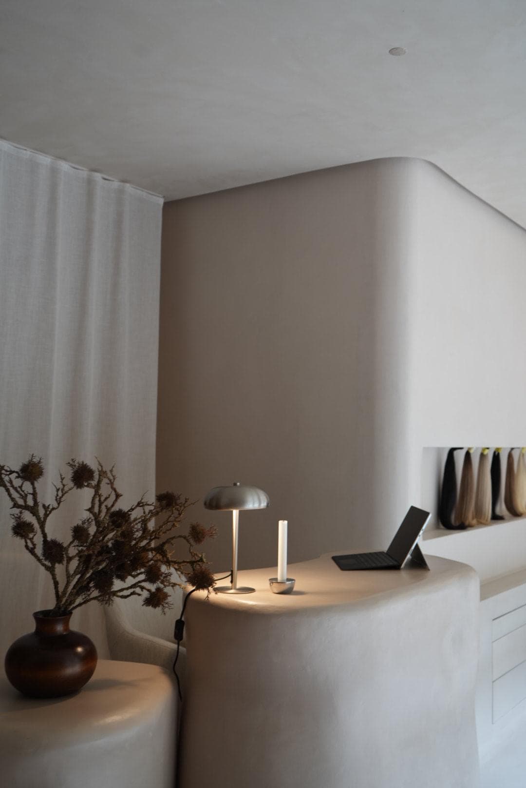 Vista geral da Hush Hair Studio, um espa&ccedil;o sofisticado e acolhedor