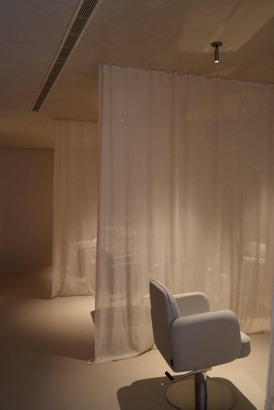 Espa&ccedil;o da Hush Hair Studio com decora&ccedil;&atilde;o moderna e atmosfera calma