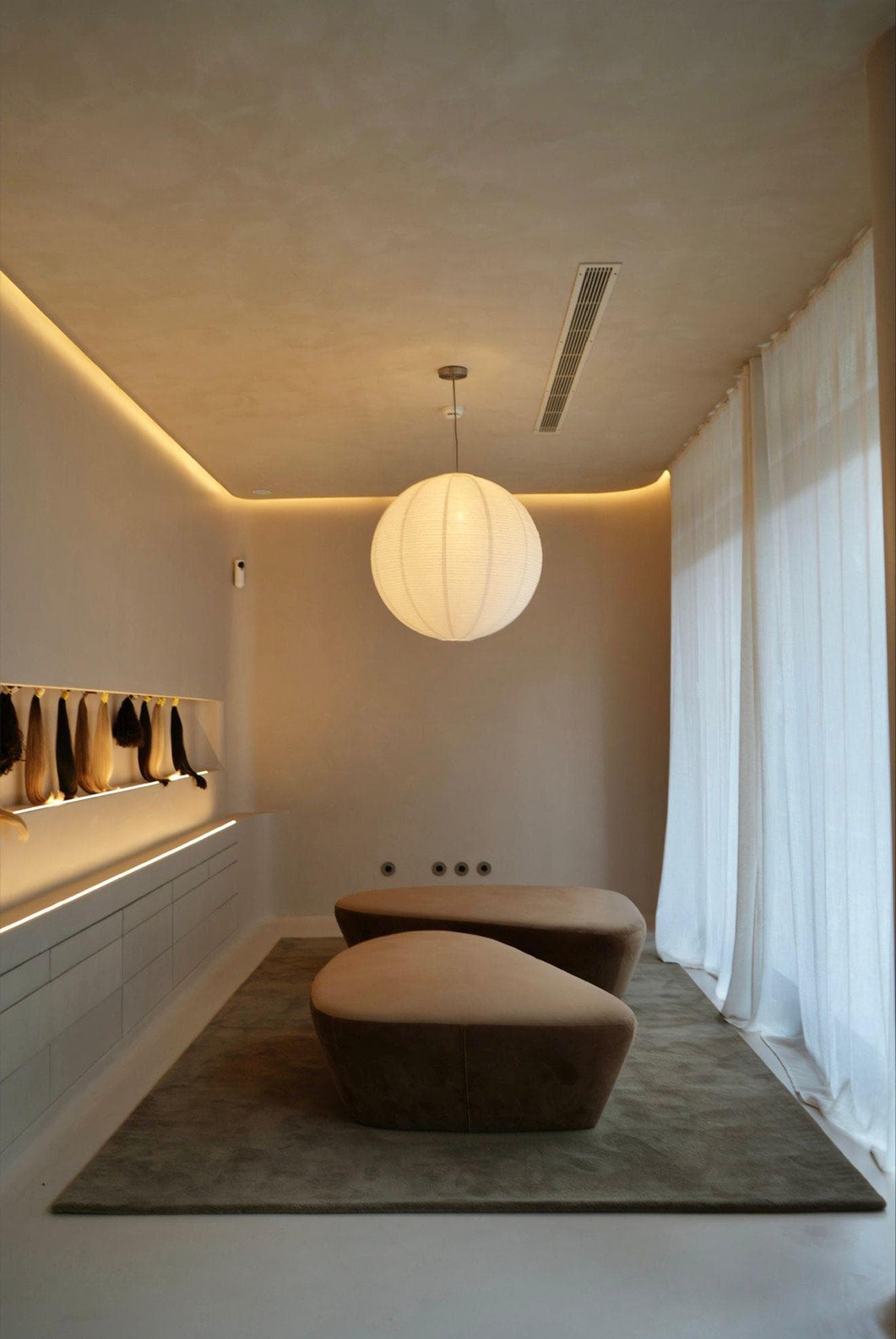 Interior do sal&atilde;o Hush Hair Studio com est&eacute;tica minimalista