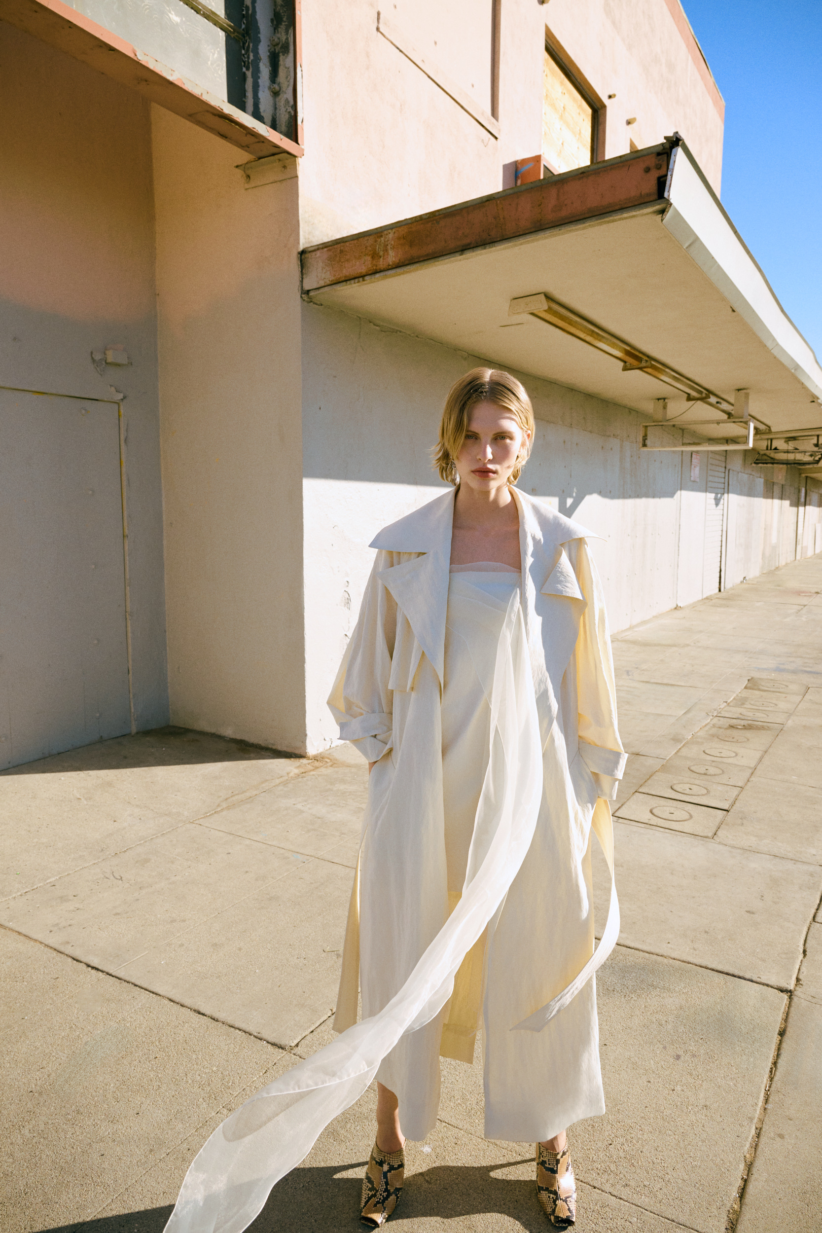 Mango Selection: A Nova Cole&ccedil;&atilde;o Premium Que Une Sofistica&ccedil;&atilde;o e Leveza rapariga vestido branco cadsaco branco ao sol