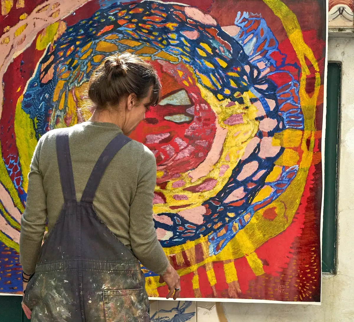 monica mindelis a pintar um dos seus quadros