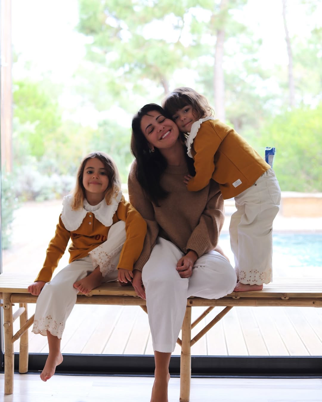 Montessori, DIY e Maternidade Real: Mafalda Magalhaez, a Mamacita Que Faz Tudo Acontecer m&atilde;e e filhos sentados num banco a rir