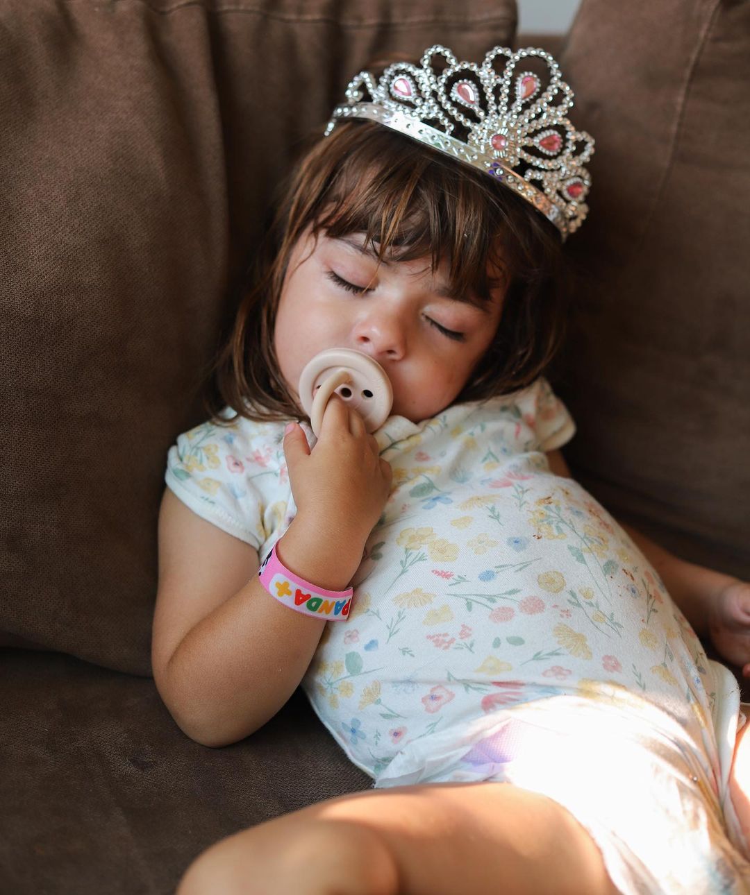 Montessori, DIY e Maternidade Real: Mafalda Magalhaez, a Mamacita Que Faz Tudo Acontecer menina princesa coroa a dormir