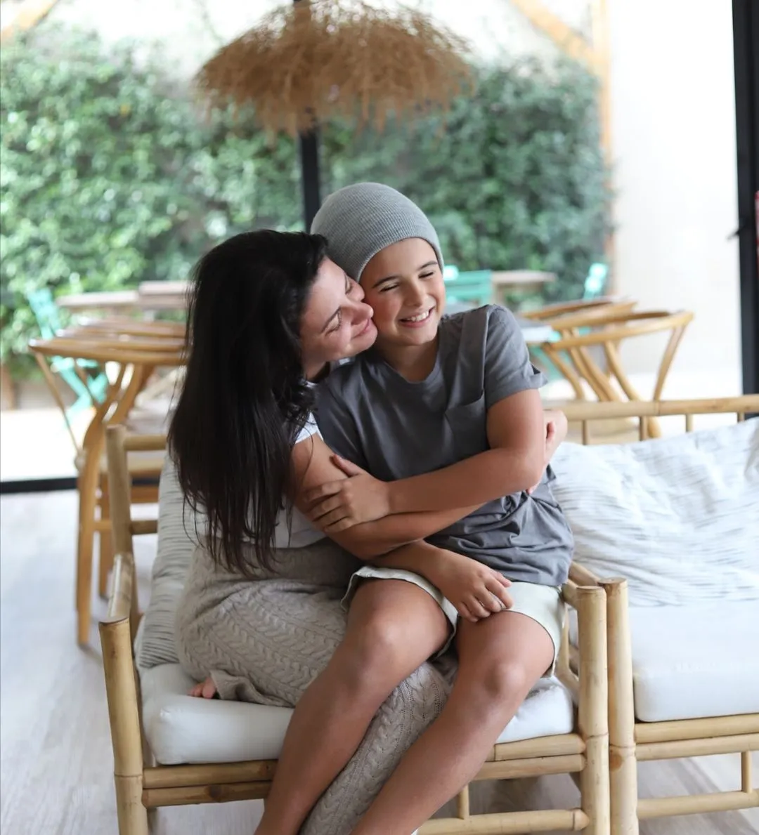 Montessori, DIY e Maternidade Real: Mafalda Magalhaez, a Mamacita Que Faz Tudo Acontecer m&atilde;e e filho a rir e abra&ccedil;o