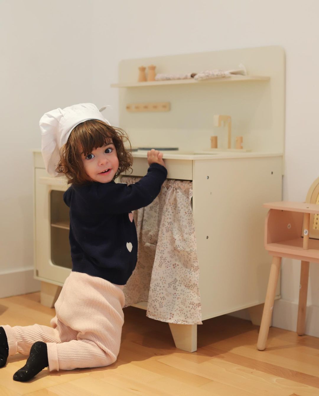 Montessori, DIY e Maternidade Real: Mafalda Magalhaez, a Mamacita Que Faz Tudo Acontecer menina a brincar cozinha de brinquedo