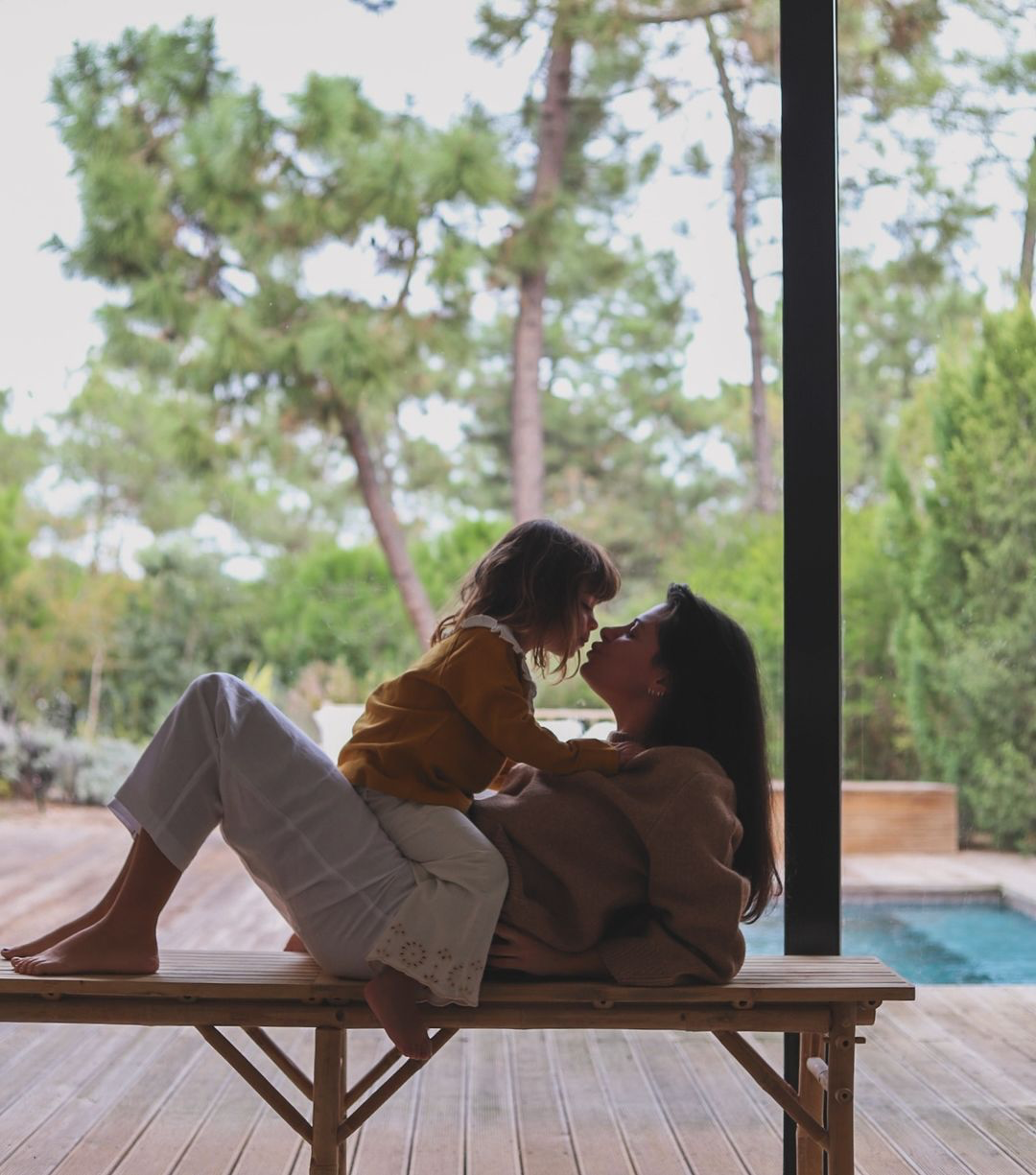 Montessori, DIY e Maternidade Real: Mafalda Magalhaez, a Mamacita Que Faz Tudo Acontecer m&atilde;e e filha num banco a rir