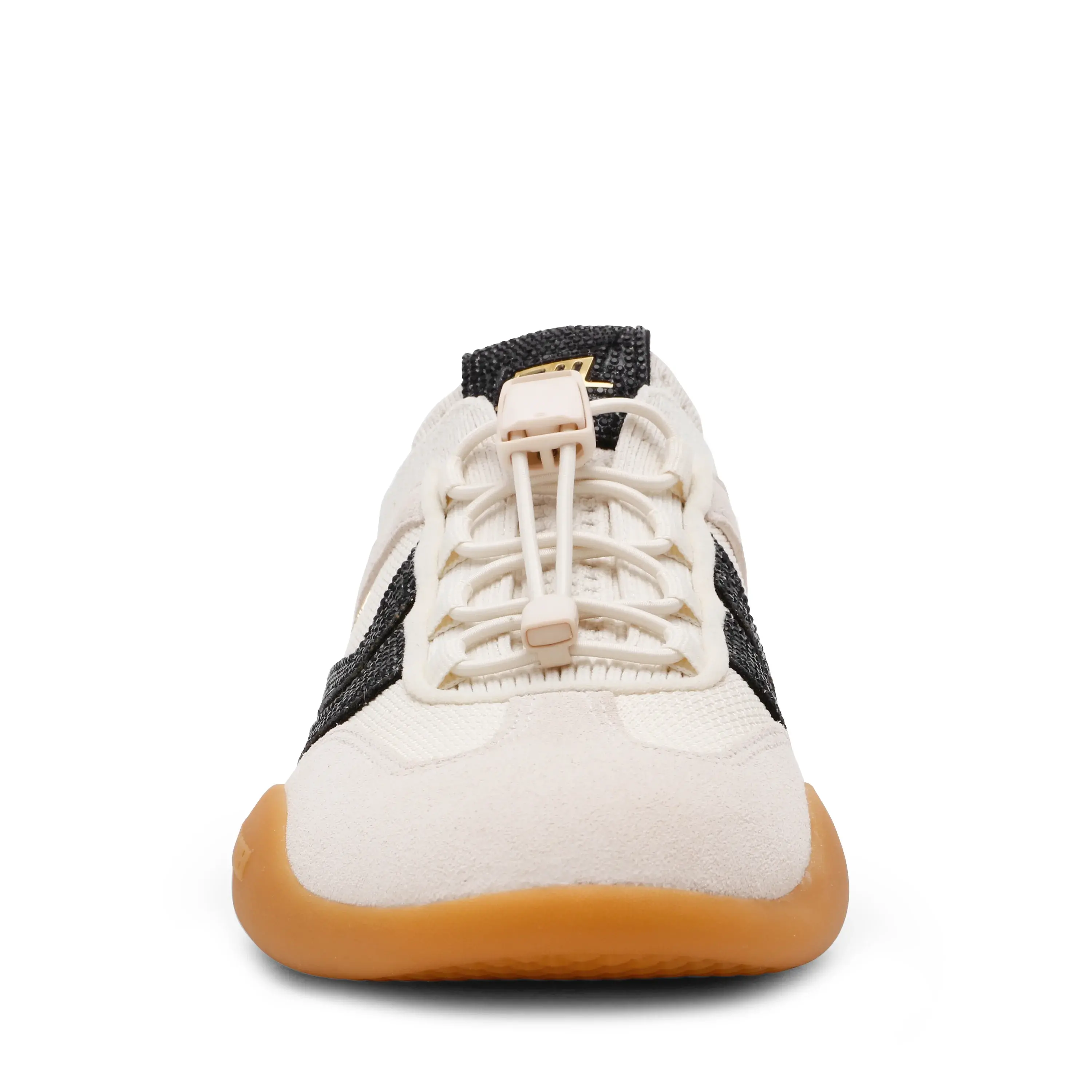 Sapatilhas Steve Madden com design moderno e inspiração desportiva. Combinam diferentes texturas, incluindo uma malha respirável e detalhes em contraste, criando um visual contemporâneo e dinâmico. A sola em borracha proporciona conforto e aderência ao solo, enquanto que o sistema de ajuste prático garante segurança. Um modelo versátil, ideal para looks urbanos e casuais, perfeito para o dia a dia com um toque fashion. de frente