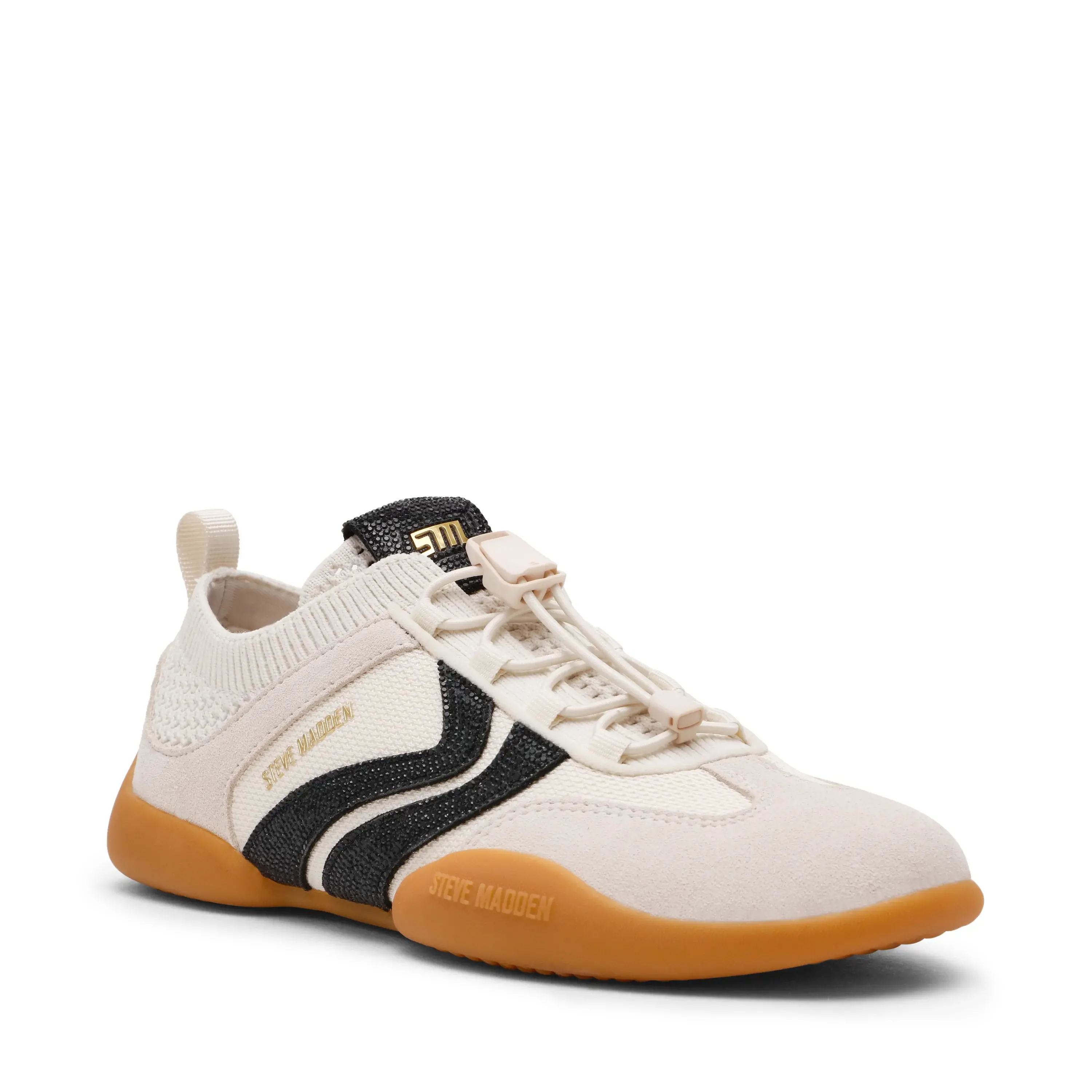 Sapatilhas Steve Madden com design moderno e inspiração desportiva. Combinam diferentes texturas, incluindo uma malha respirável e detalhes em contraste, criando um visual contemporâneo e dinâmico. A sola em borracha proporciona conforto e aderência ao solo, enquanto que o sistema de ajuste prático garante segurança. Um modelo versátil, ideal para looks urbanos e casuais, perfeito para o dia a dia com um toque fashion. de lado