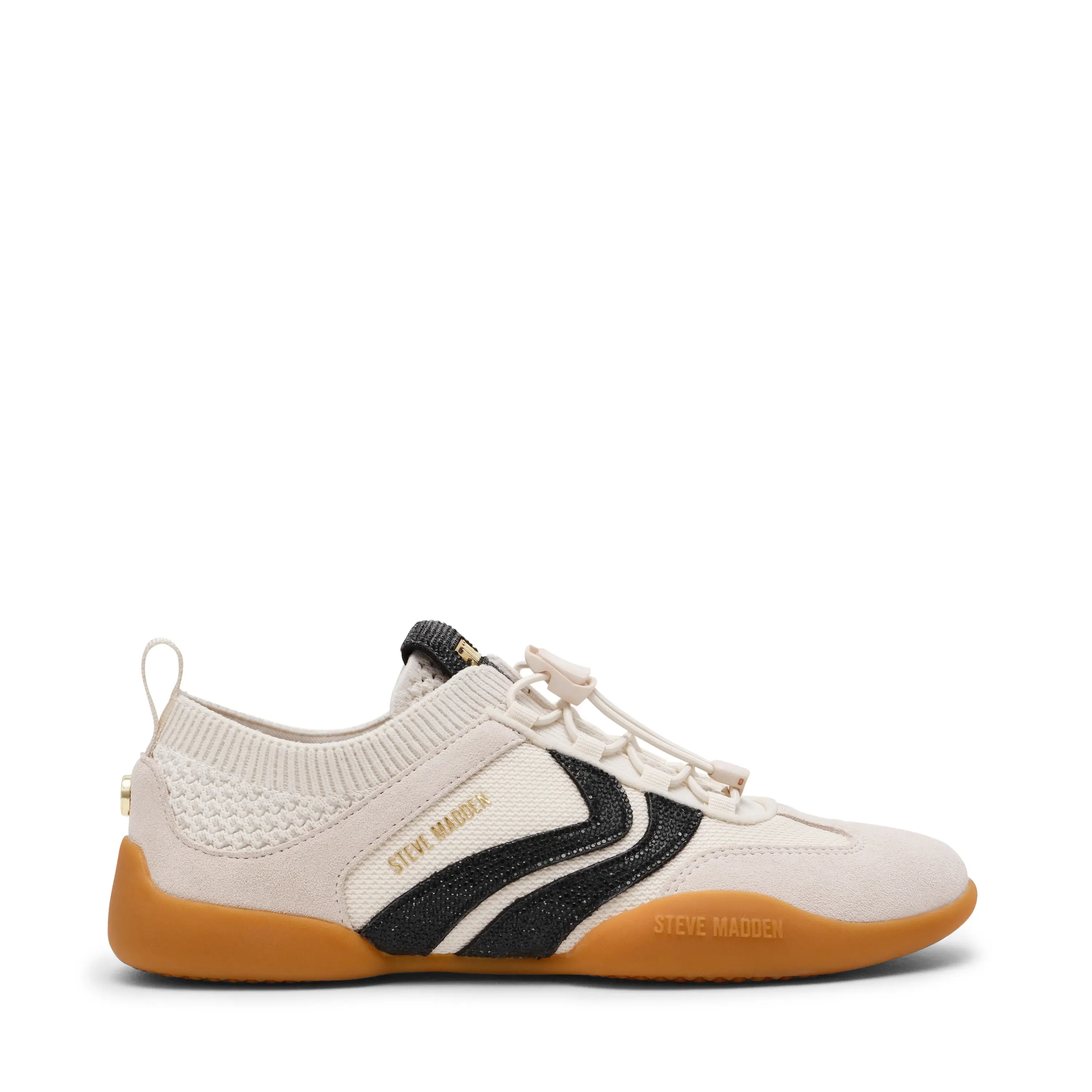 Sapatilhas Steve Madden com design moderno e inspiração desportiva. Combinam diferentes texturas, incluindo uma malha respirável e detalhes em contraste, criando um visual contemporâneo e dinâmico. A sola em borracha proporciona conforto e aderência ao solo, enquanto que o sistema de ajuste prático garante segurança. Um modelo versátil, ideal para looks urbanos e casuais, perfeito para o dia a dia com um toque fashion. mamacita