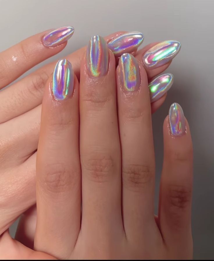 Unhas Metalizadas: A Tend&ecirc;ncia Que Est&aacute; a Conquistar o Instagram unhas holograficas