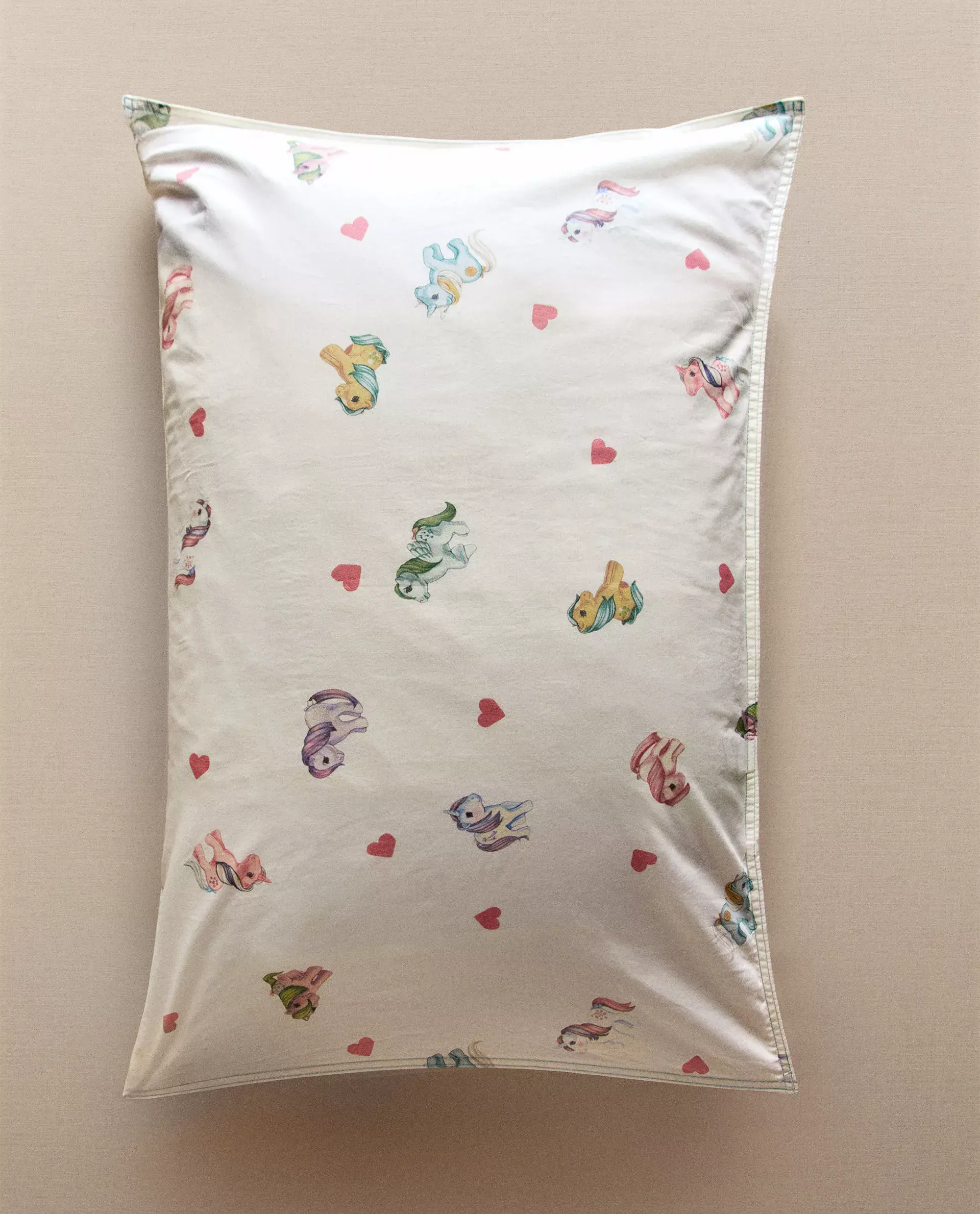 Capa de edredão infantil Zara Home My Little Pony em algodão lavado de 200 fios com padrão de corações e personagens. almofada fronha