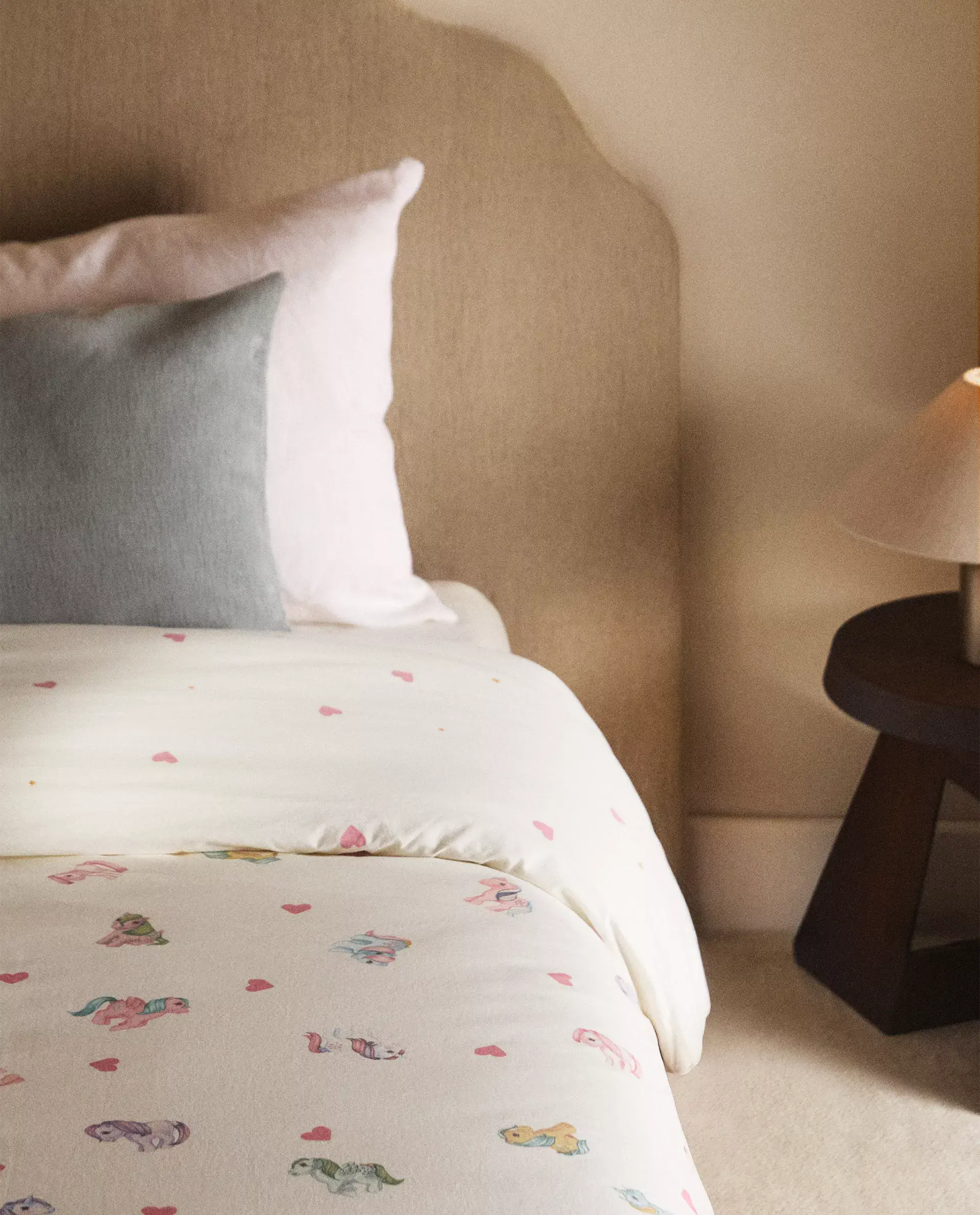 Capa de edredão infantil Zara Home My Little Pony em algodão lavado de 200 fios com padrão de corações e personagens.