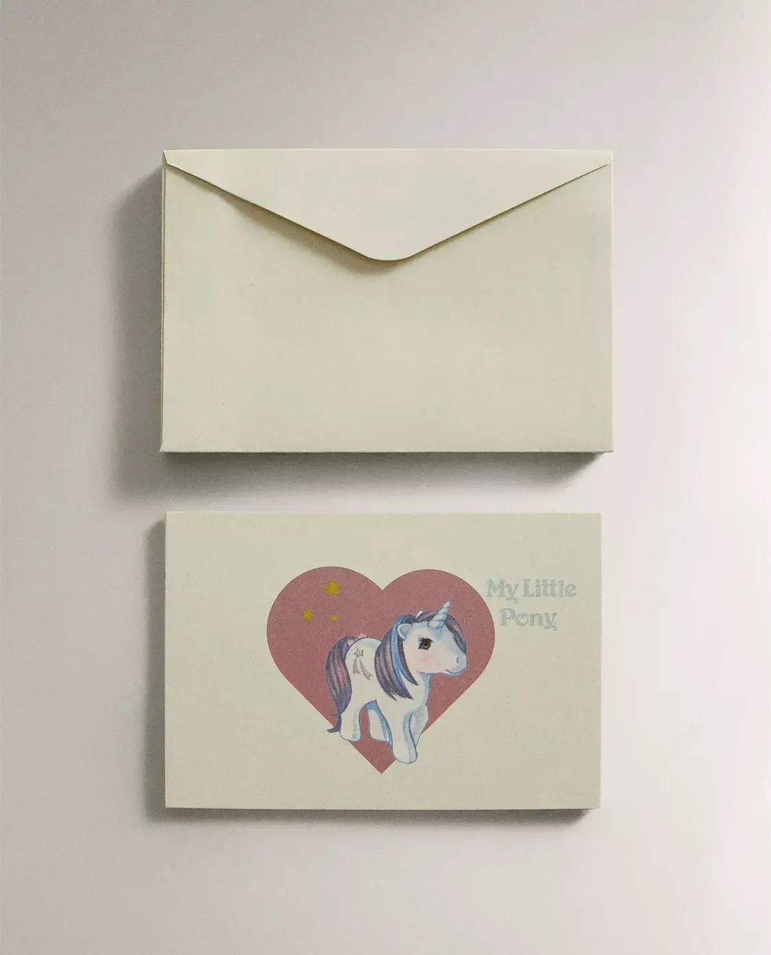 Pasta infantil com glitter e conjunto de cadernos My Little Pony da Zara Home para organiza&ccedil;&atilde;o escolar. envelopes