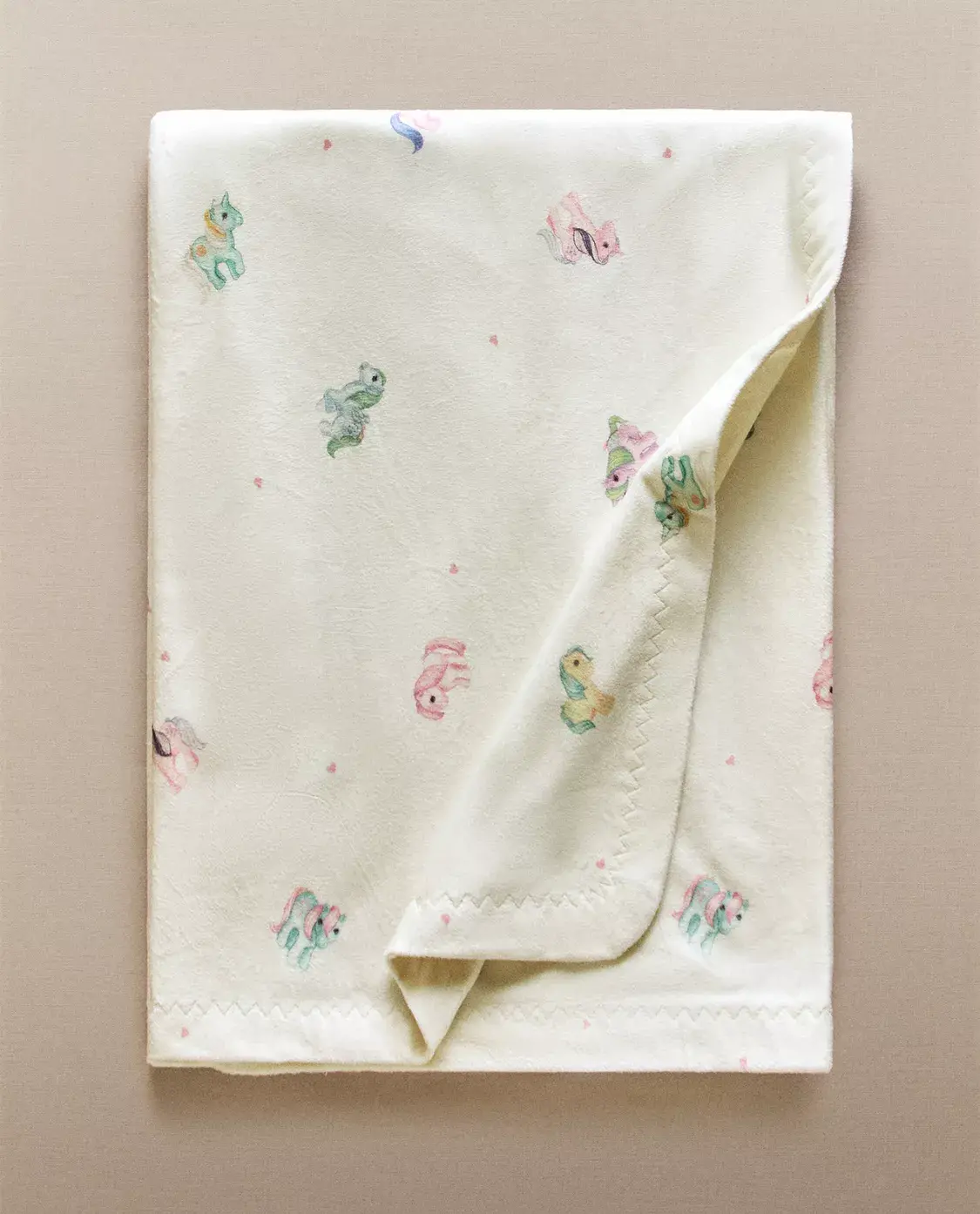 Capa de edredão infantil Zara Home My Little Pony em algodão lavado de 200 fios com padrão de corações e personagens. manta polar