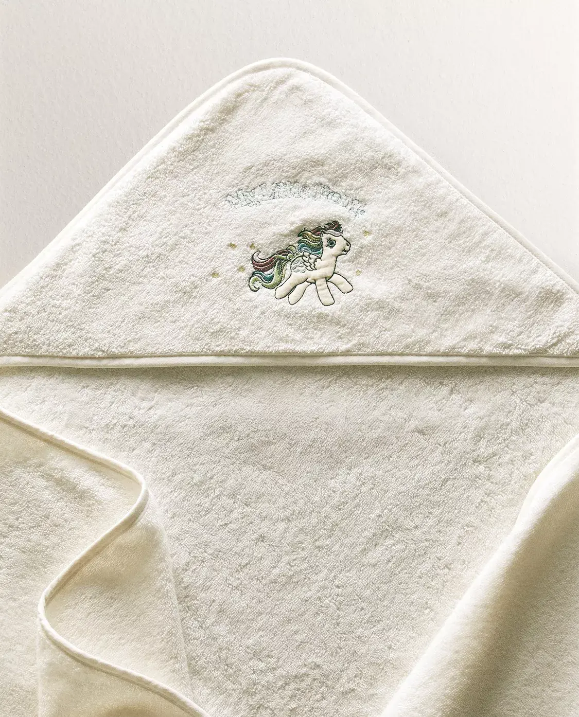 Toalha de banho com capuz de unicórnio e toalha de algodão turco My Little Pony Zara Home em tons pastel pónei