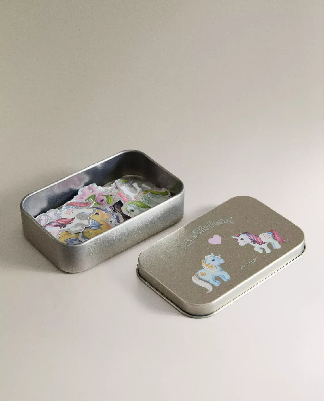 Di&aacute;rio com cadeado e caixa de autocolantes My Little Pony, detalhe de papelaria criativa Zara Home caixa autocolantes