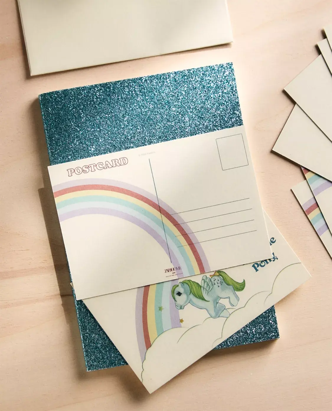 Di&aacute;rio com cadeado e caixa de autocolantes My Little Pony, detalhe de papelaria criativa Zara Home envelopes e caderno glitter